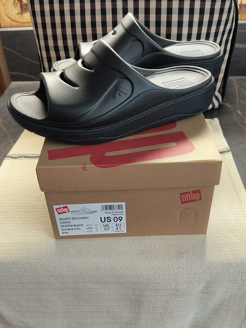 Fitflop Women's Relief Recovery Slides — Black